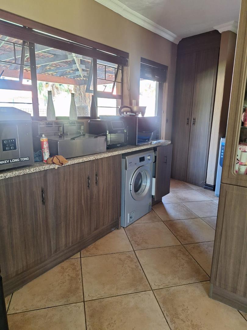 To Let 4 Bedroom Property for Rent in Melodie North West